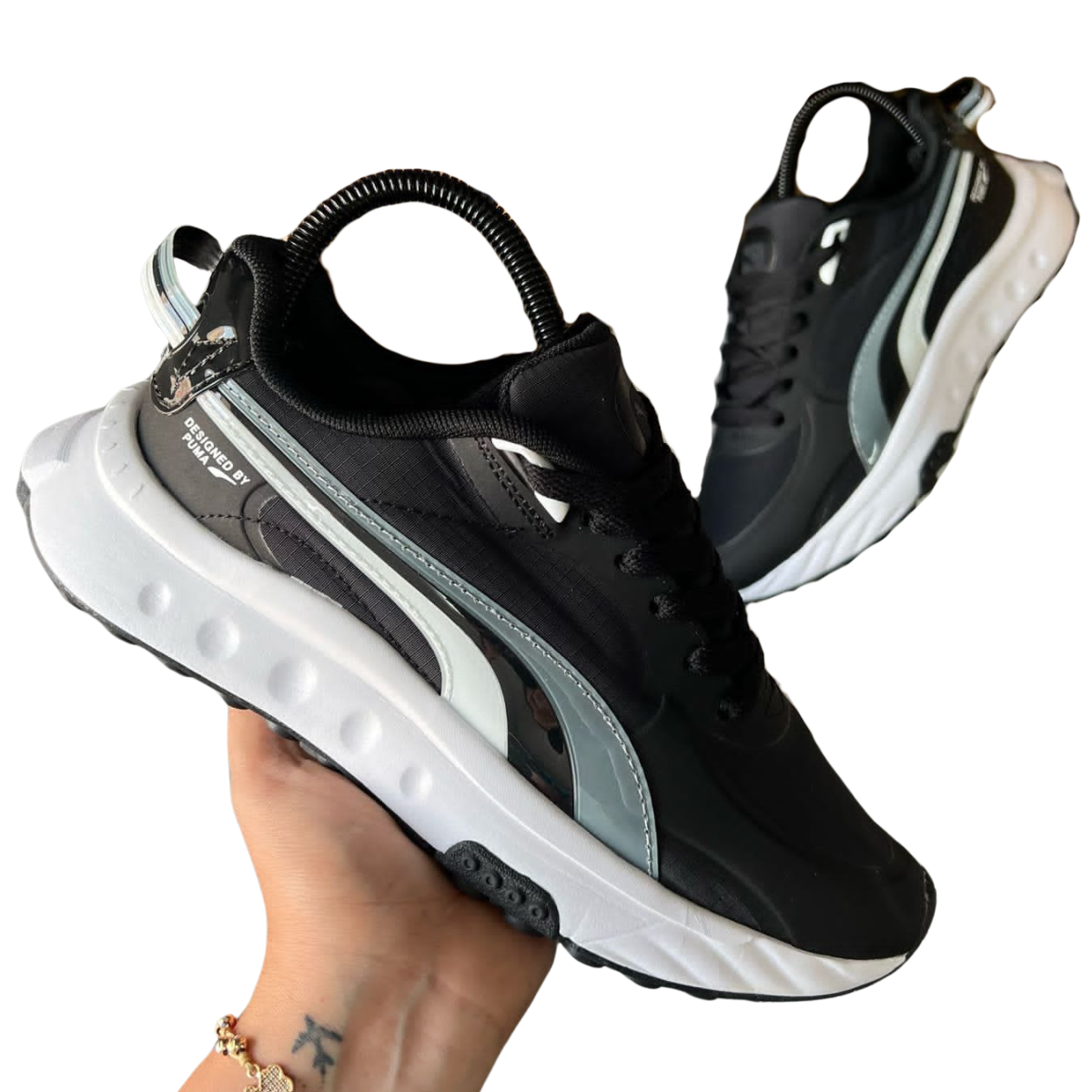 Comprar Tenis Puma Wild Rider Neymar en Onlineshoppingcenterg. ¿Estás buscando los Tenis Puma Wild Rider Neymar? En Onlineshoppingcenterg tenemos disponible este modelo icónico diseñado en colaboración con Neymar Jr. para todos los seguidores del estilo deportivo y urbano. Descubre cómo este modelo fusiona comodidad, diseño y rendimiento, y encuentra las razones perfectas para comprarlo en Colombia.  ¿Por Qué Comprar Tenis Puma Wild Rider Neymar? Los Tenis Puma Wild Rider Neymar son ideales para aquellos que buscan un calzado que combine estilo y confort. Este modelo está diseñado para reflejar la energía y personalidad de Neymar, con una estética urbana y materiales de alta calidad. Además, su diseño incluye una suela acolchada y resistente, lo que los convierte en una opción perfecta para uso diario.  Características Principales de los Tenis Puma Wild Rider Neymar Diseño moderno y urbano: Inspirado en el estilo de Neymar, este modelo es perfecto para cualquier look casual o deportivo. Comodidad avanzada: Su amortiguación y soporte los hacen cómodos para largas jornadas. Durabilidad: Fabricados con materiales de alta calidad que aseguran su resistencia y durabilidad. En Onlineshoppingcenterg ofrecemos estos tenis en Colombia para que los recibas rápidamente en ciudades como Bogotá, Medellín, Cali, Barranquilla y Bucaramanga. Con nosotros, tu compra de los Tenis Puma Wild Rider Neymar es segura y fácil.  ¿Dónde Comprar Tenis Puma Wild Rider Neymar en Colombia? Si buscas comprar tenis Puma Wild Rider Neymar en Colombia, Onlineshoppingcenterg es la tienda ideal. Tenemos disponibilidad online con envíos rápidos a cualquier parte del país, incluyendo Bogotá, Medellín, y Barranquilla. En nuestra tienda encontrarás una amplia gama de productos Puma Colombia, desde los modelos más exclusivos hasta ofertas en outlets Puma Bogotá y outlets Puma Colombia.